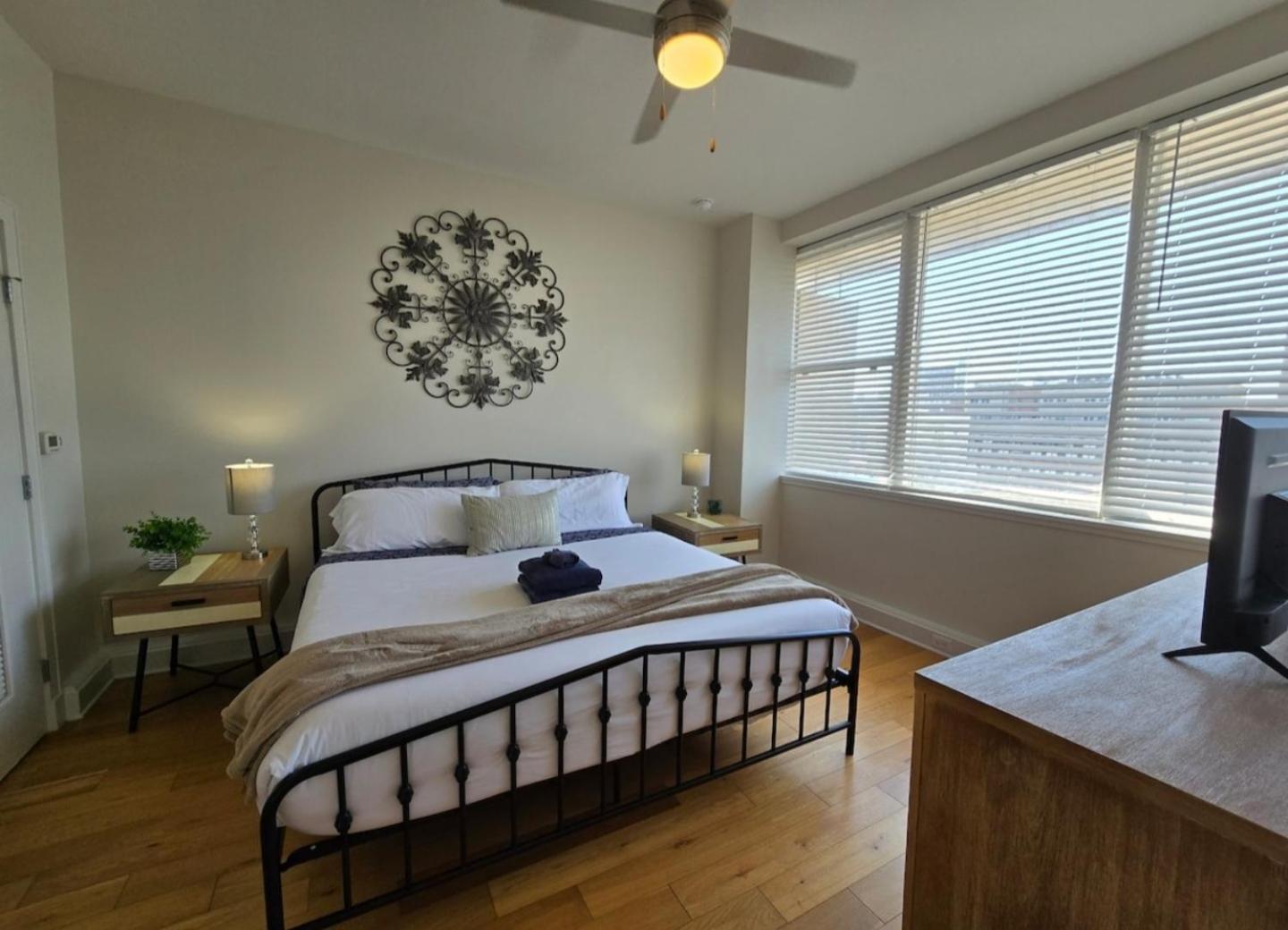 Amazing Condos Beautiful View 2 Blocks To French Quarter, Small Rooftop Pool, Gym, Seanger Theater, Super Dome, And Bourbon St New Orleans Room photo