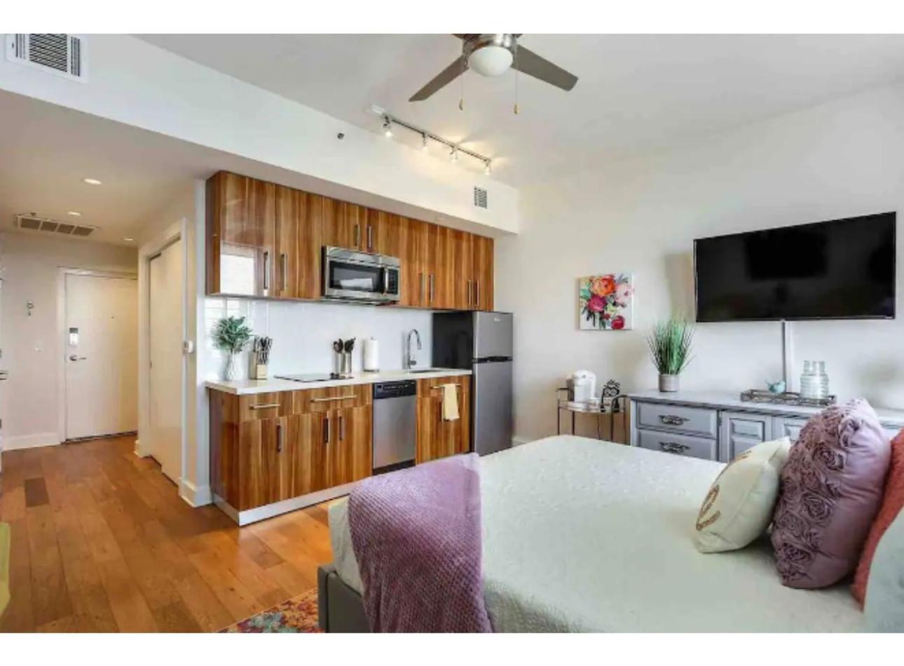 Amazing Condos Beautiful View 2 Blocks To French Quarter, Small Rooftop Pool, Gym, Seanger Theater, Super Dome, And Bourbon St New Orleans Room photo